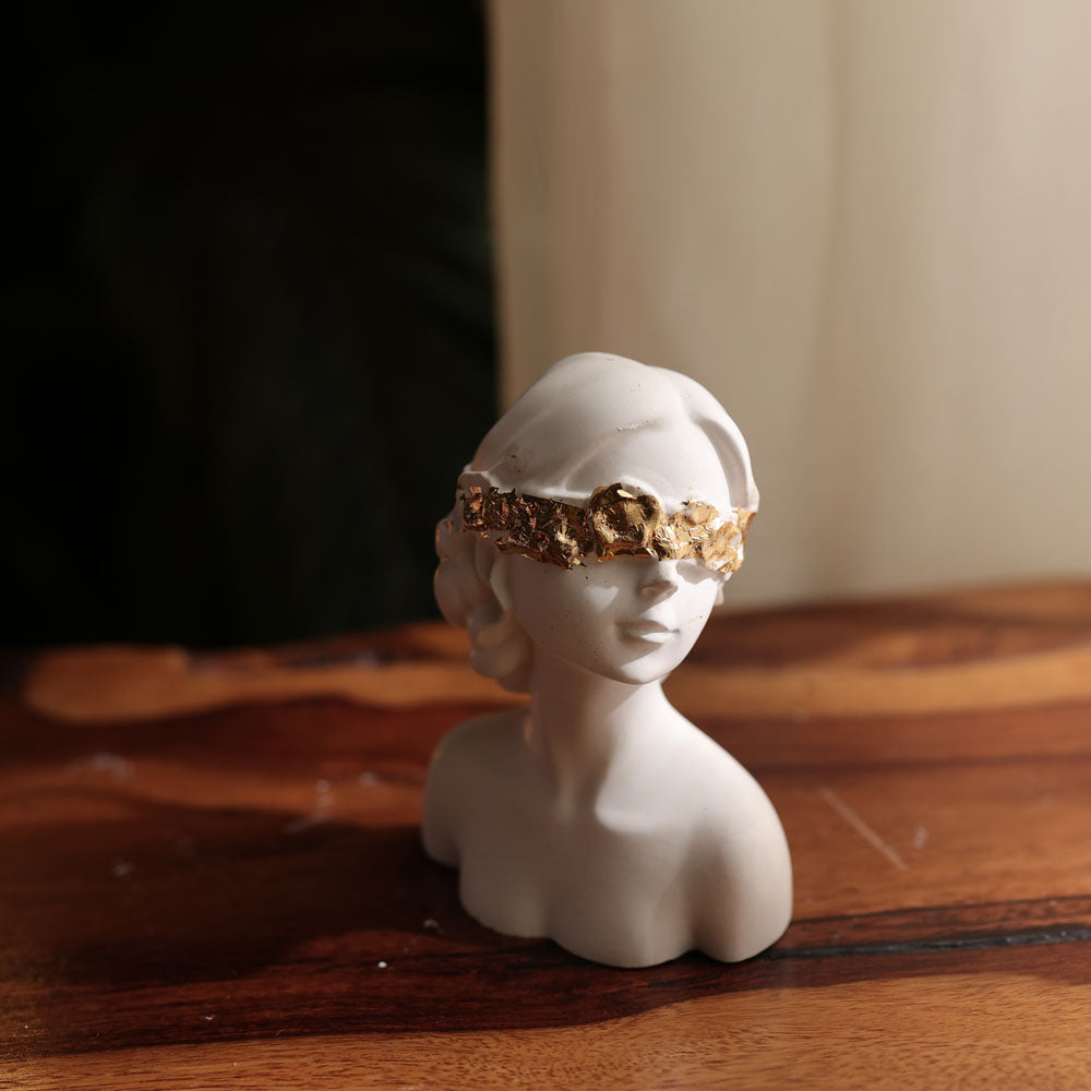 Sanorita - a mini statue