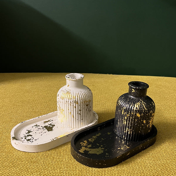 Oval Tray with Vogue Vase